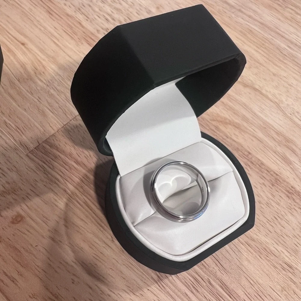 Men’s Wedding Band Silver Tungsten NEW in box size 8.5